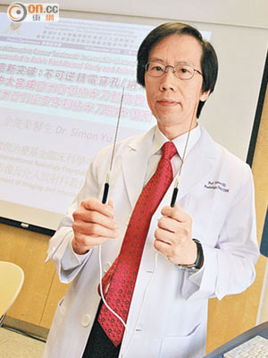 余俊豪表示，納米刀技術製造強力電場，殺死癌細胞而不傷健康組織。（梁耀榮攝）