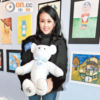 廖創興家族新抱廖周瑋瑩話媽咪經常到世界各地搜羅熊公仔送畀佢。