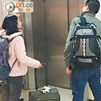 馬來西亞籍男傷者親友攜行李到醫院探望。