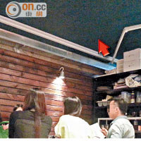 店舖裝修時拆牆，在天井加建簷篷（箭嘴示）以擴大經營範圍，有食客擔心安全。