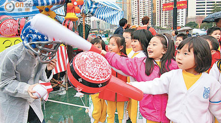 年宵人流旺，吸引不少市民擺檔發新年財。