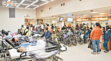 伊利沙伯醫院急症室及觀察病房爆滿。（吳建明攝）
