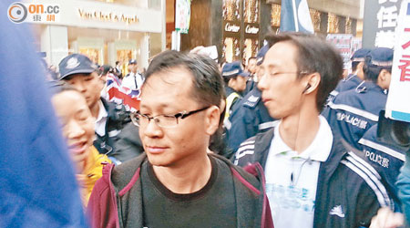 蔡耀昌（右二）於元旦遊行被多名激進泛民包圍，指罵他是「賣國賊」。