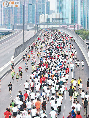 參加馬拉松的人愈來愈多，選手宜及早制訂鍛煉計劃，以免身體不勝負荷。（資料圖片）