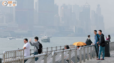 銅鑼灣昨日空氣污染再次爆燈，港島區遭到灰霾籠罩。（蘇文傑攝）