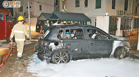 消防員噴化學泡沫將私家車的火撲熄。（胡德威攝）