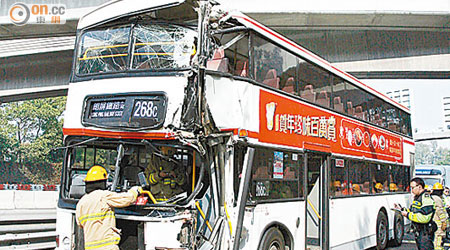 肇事巴士車頭嚴重損毀。（黃君堡攝）