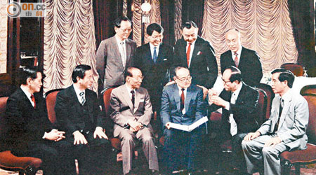 邵逸夫（前排左三）的影視王國，使他進身本港超級富豪的行列。