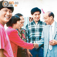 邵逸夫經常到場探訪演員。左起：萬梓良、恬妞、江毅、朱江及劉錫明。