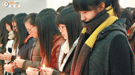 浙江有學生在由邵逸夫捐建的學校圖書館內舉行悼念活動。