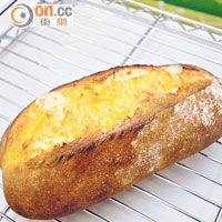 用天然酵母製成的麵包，放上兩、三天依然「脹卜卜」。