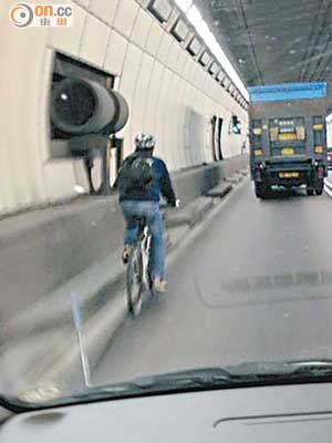 內地單車男靠慢線狂踩，貨車需扭右閃避。（網民921hk攝）