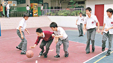 學童參與球類活動時，易有身體碰撞，容易撞崩牙，甚至撞甩牙。