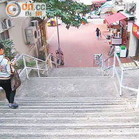 前往就業中心者如選擇不走長命斜，便需使用長樓梯。