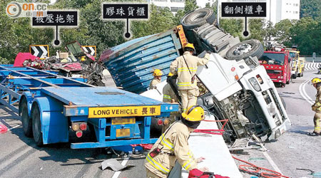 屯門龍富路發生恐怖奪命車禍，貨櫃車失控翻過對面線。