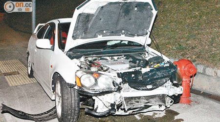 肇事跑車車頭嚴重損毀，流出機油。（沈厚錚攝）