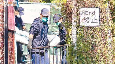 吊頸身亡的英漢遺體由仵工舁走。（林明強攝）