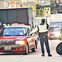 警方連日設置路障查核及收集的士司機使用手機的數目和位置。