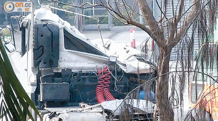 冧櫃的貨櫃車車頭損毀嚴重。（吳欽旺攝）