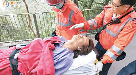 男子在寶雲徑被消防員救起送院。（趙瑞麟攝）