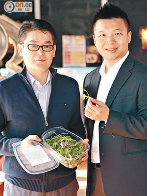 張錫明（左）指餐廳的水耕菜苗可直接食用。