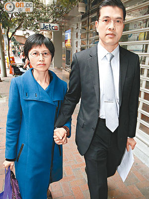 余卓文與太太吳少琼出席醫學會公布專家報告的記者會。
