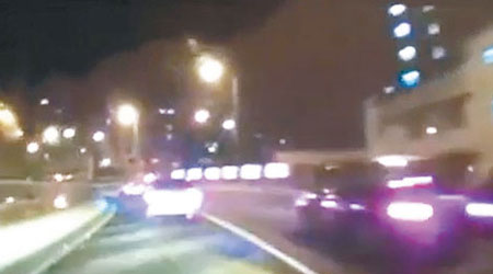 網上流傳飛車短片<br>辣車在路上高速飛馳，並駛入路肩。