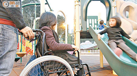 需坐輪椅的傷殘兒童即使到達公園，亦只能望着遊樂場設施興嘆。（設計圖片）