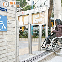 其中一個出口輪椅無法通過。
