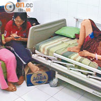 親友輪流在Erwiana病房留守照顧。