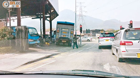 屯門順達街經常有車輛違泊，造成危險。（讀者提供）