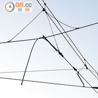 失去拉力的架空電纜在半空「吊吊揈」。