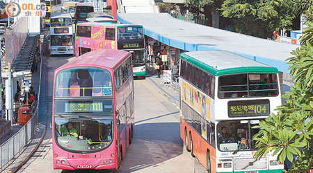 申訴署昨發表調查報告，批評運輸署未能有效解決巴士脫班問題。