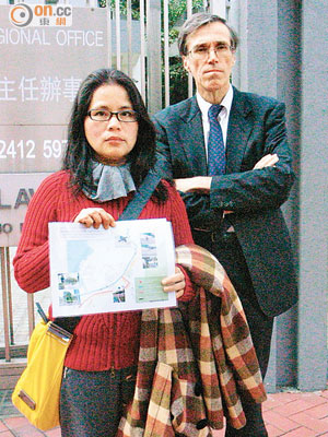 女被告何來（左）昨被裁定表證成立。右是香港單車同盟主席Martin Turner。