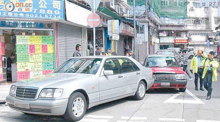 的士駛離泊車位時撞平治房車肇禍。（黃智康攝）