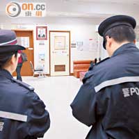 警方到診所調查事件，前方為曹念國的診症室。（吳遠輝攝）