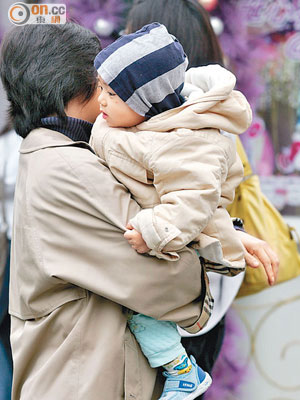 家長為子女安排適量的禦寒衣物，便可避免焗到病。（資料圖片）