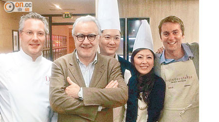 名廚學校老闆Alain Ducasse（左二）與溥儀眼鏡老闆邱子傑（後中）、卡地亞高層Arnaud Carrez（右一）及廚師合照。