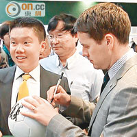 彭穎生（左）成功遞上足球畀偶像奧雲（右）簽名，開心過中頭獎。（徐家浩攝）