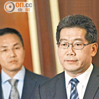 商務及經濟發展局局長蘇錦樑（右）及廣播處長鄧忍光（左）推銷的「減磅」方案，被指玩數字遊戲。