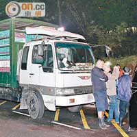 準備將活雞運送到禮賓府抗議的貨車在動植物公園外道路遭截停。