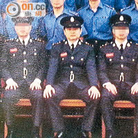 羅洪坤（中）於消防處任職三十二年，圖為九七年他任高級消防隊長，並駐守薄扶林消防局。
