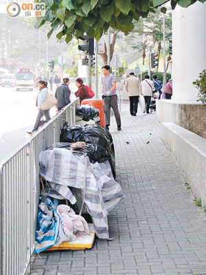 行人路遭佔用堆放雜物，食環署執法效力成疑。