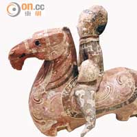 展品「彩繪陶騎馬俑」產於漢代。