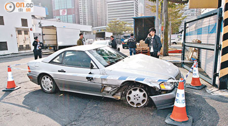 狂徒瘋駕的平治最後在豐物道被發現，車頭損毀。（陳展鴻攝）