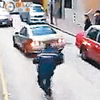 狂徒倒車撞向警員。