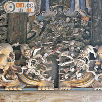 大宅正門兩側飾有多對木製或陶製獅子，栩栩如生。