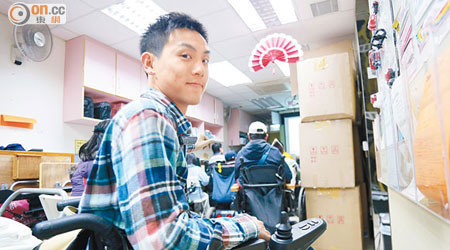 葉健強指現時香港政府對傷殘人士的支援被動而且薄弱，社區配套不足。