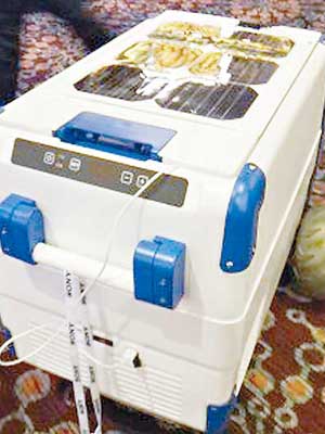 流動太陽能雪櫃外形如行李箱，最多可放入六十罐飲品。(互聯網圖片)