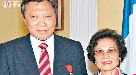 郭炳湘與母親鄺肖卿出席一個公開場合。